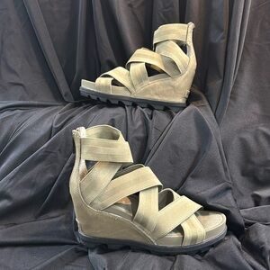 Army Green Sorel Elastic Wedges Sz 8